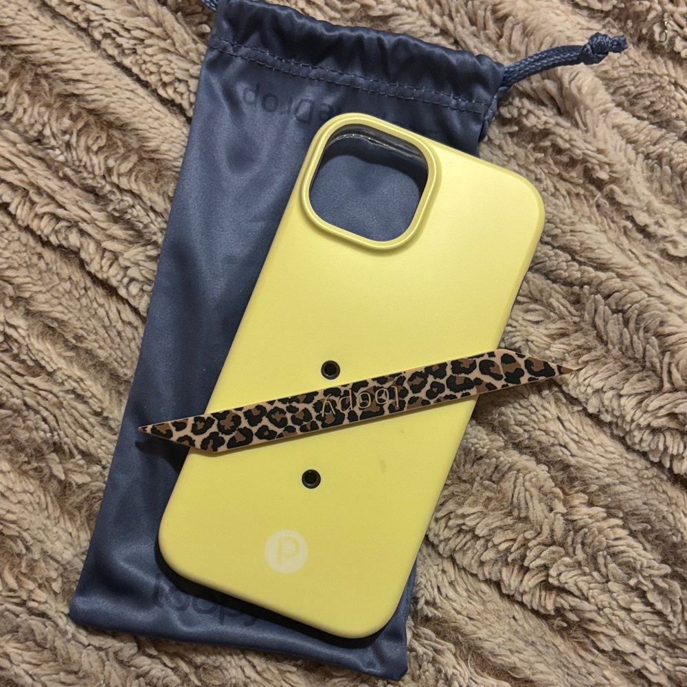 Loopy Case iPhone 15 with Leopard loop